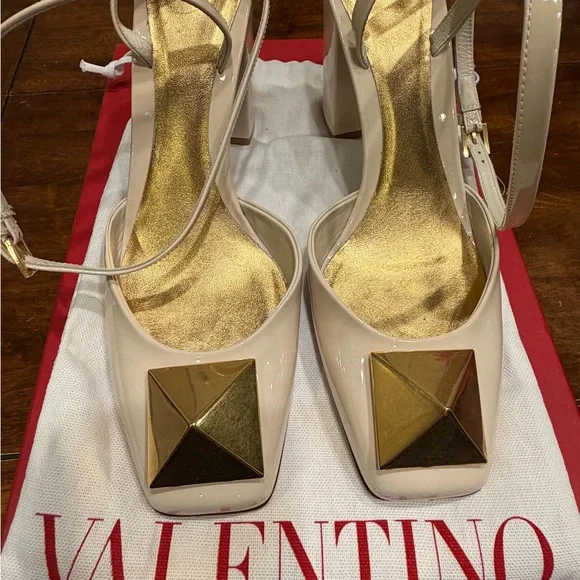 Valentino Garavani Beige and Gold Heels - Picture 3 of 10